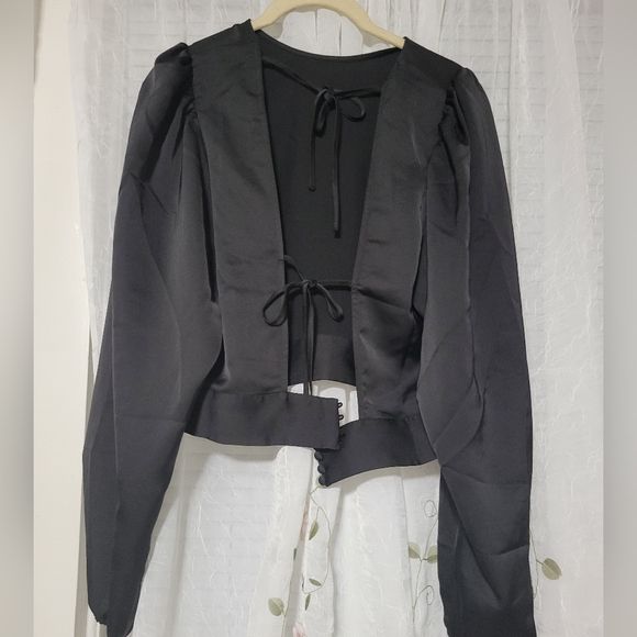 2/$25 Open Back H&M long sleeve top - Picture 4 of 4